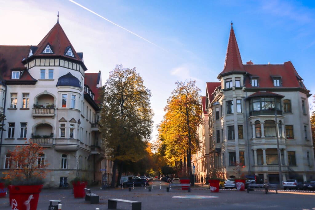 Altbau-Straßenzug mit herbstlich gefärbten Bäumen