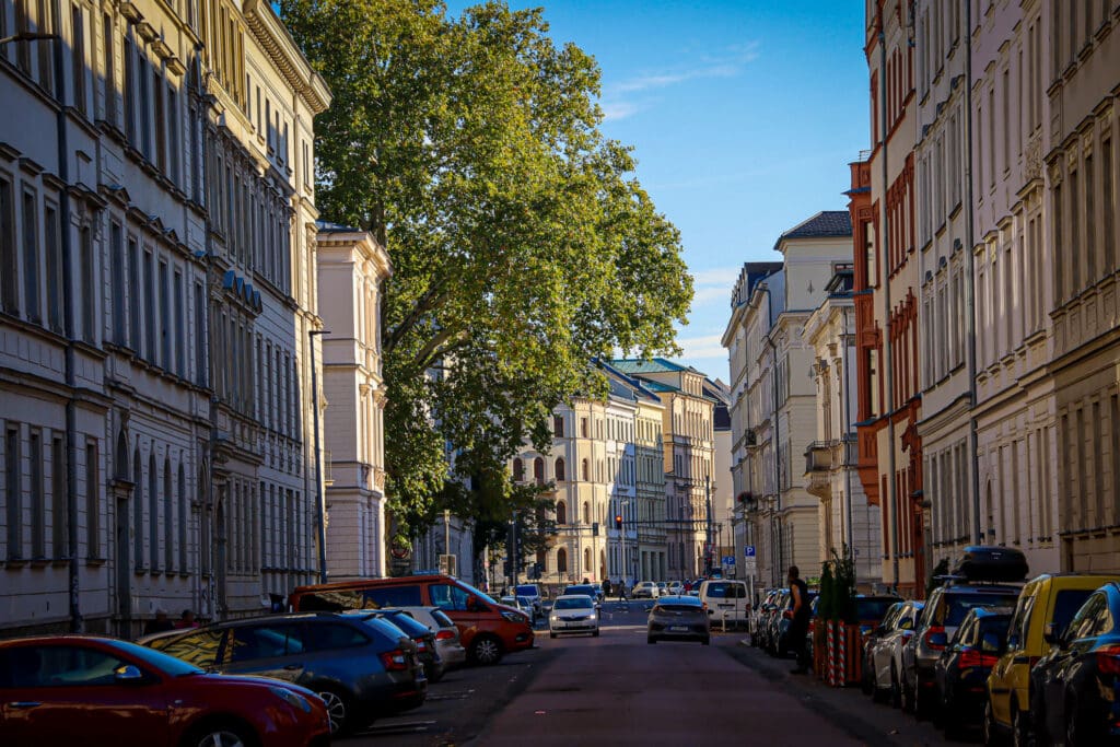 Altbau-Straßenzug mit herbstlich gefärbten Bäumen