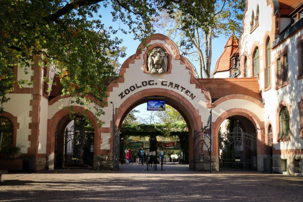 Zoo-Eingang Leipzig mit Jugendstil-Schriftzug