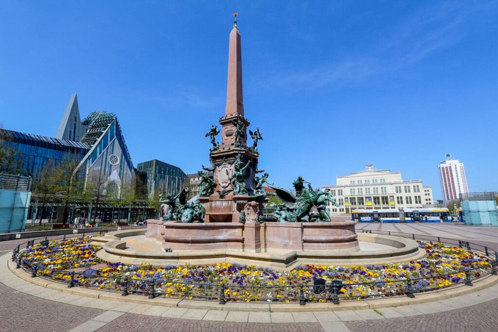 Augustusplatz mit Blumenbeeten und Brunnen in Leipzig