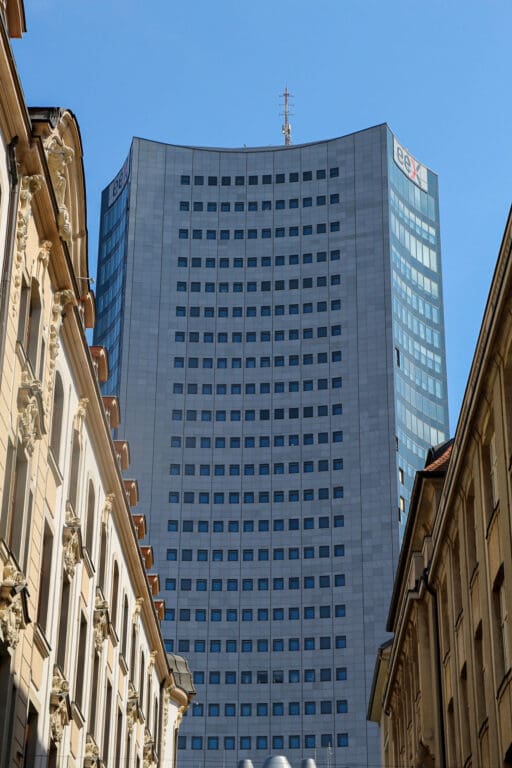 City-Hochhaus Leipzig von Altbauten eingerahmt