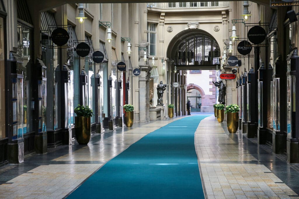 Eingang zur Mädler Passage mit Glasdach und Lichtern