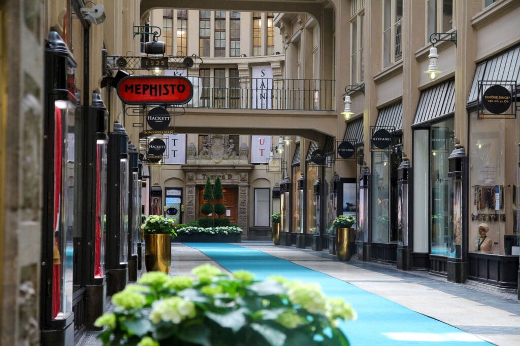 Eingang zur Mädler Passage mit Glasdach und Lichtern