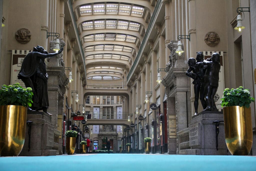 Eingang zur Mädler Passage mit Glasdach und Lichtern