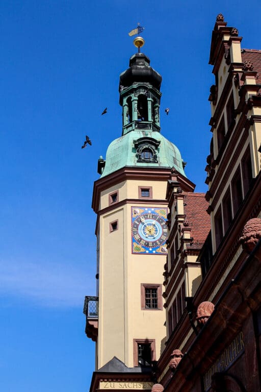 Stadtturm mit Uhr in der Leipziger Innenstadt