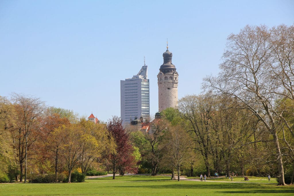 Parkwiese mit Blick auf das Neue Rathaus Leipzig