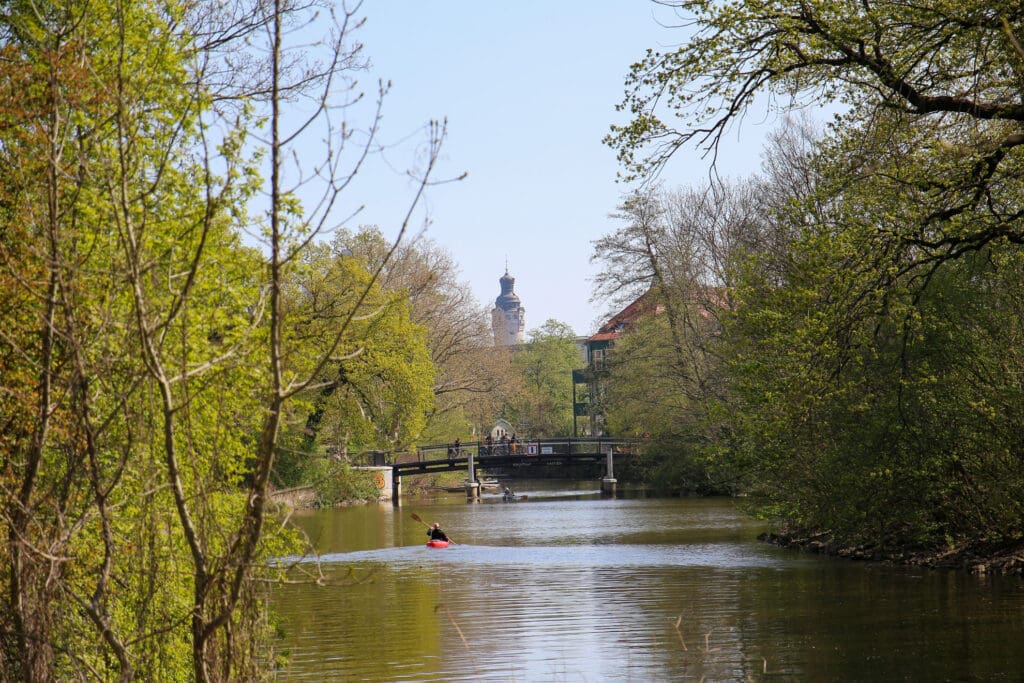 Paddler auf ruhigem Fluss bei Leipzig im Frühlingslicht