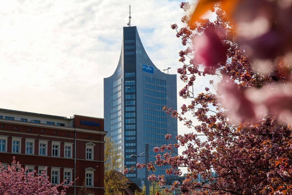 Skyline Leipzig mit Blütenzweig im Vordergrund