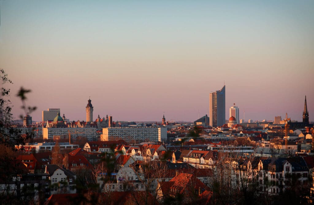 Abendblick auf Leipzig mit City-Hochhaus und Altstadt