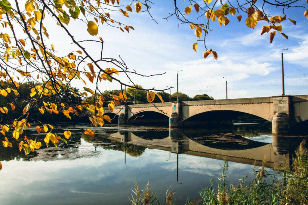Bogenbrücke über Fluss bei Herbststimmung