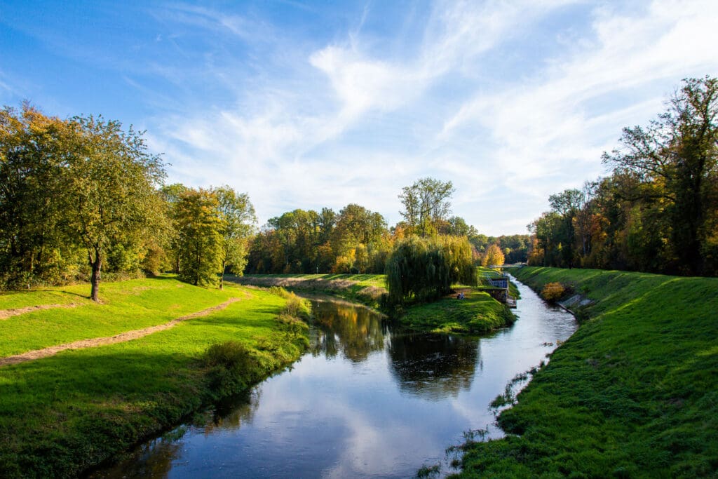 Zweigeteilter Flusslauf mit weitem Himmel über Leipzig