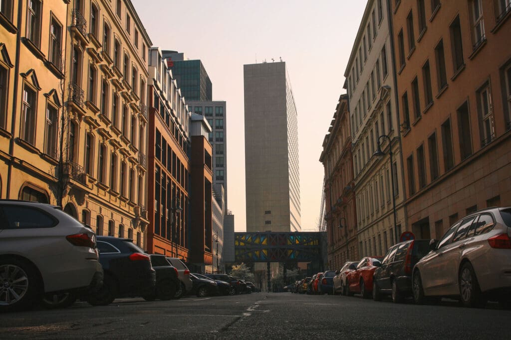 Altbauten und Hochhäuser im Kontrast in der Leipziger City
