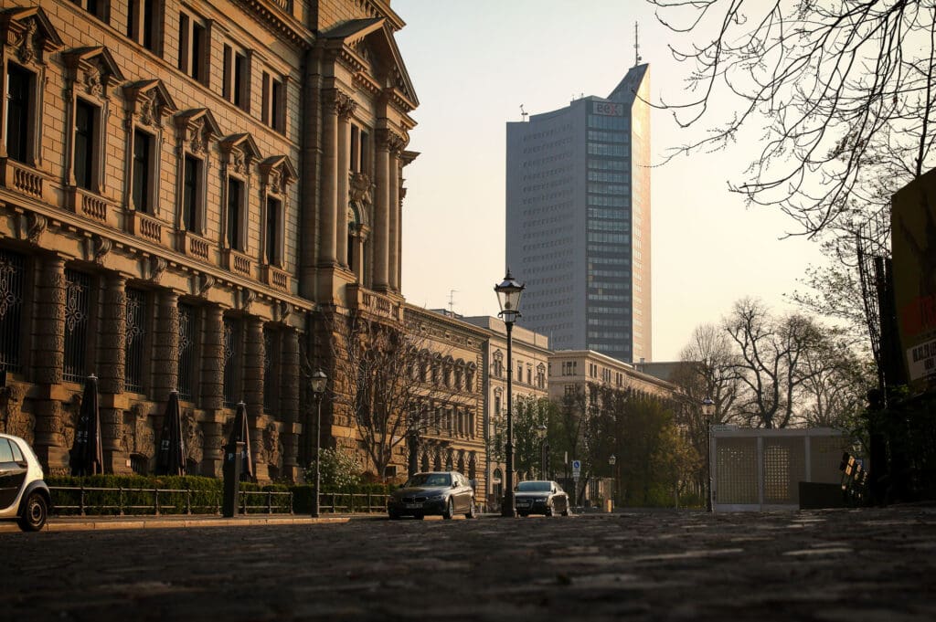 Skyline Leipzigs mit historischen Gebäuden im Sonnenlicht