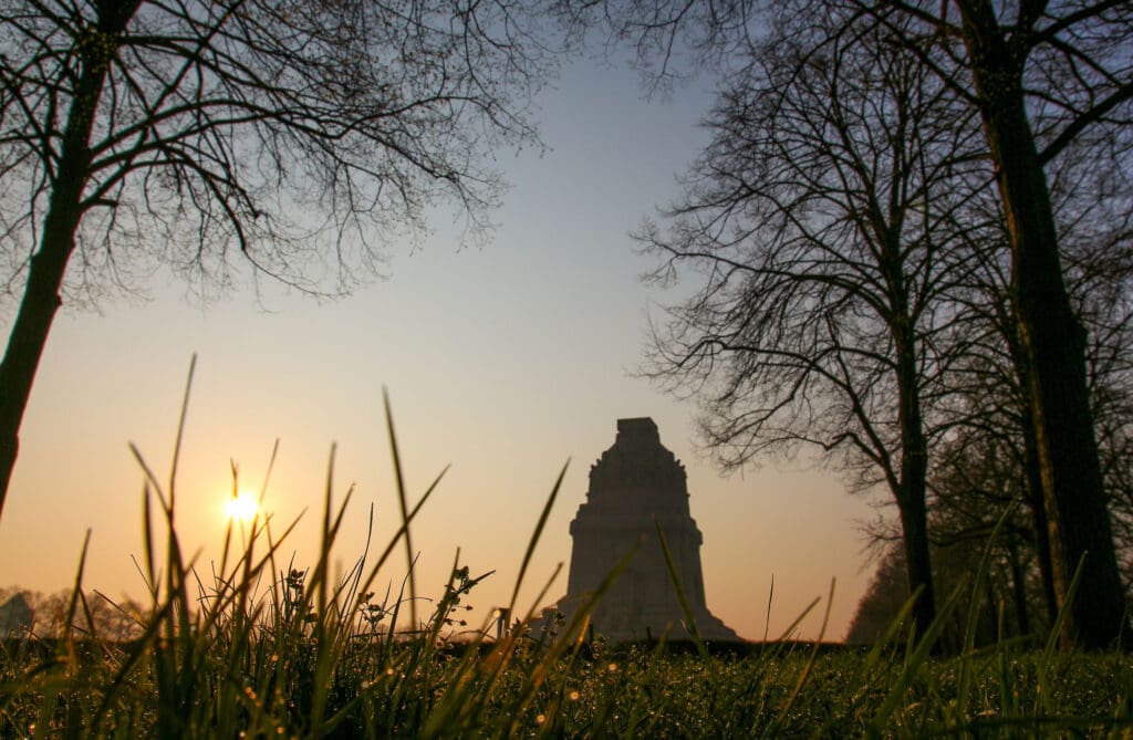 Morgenstimmung am Völkerschlachtdenkmal mit Gräsern