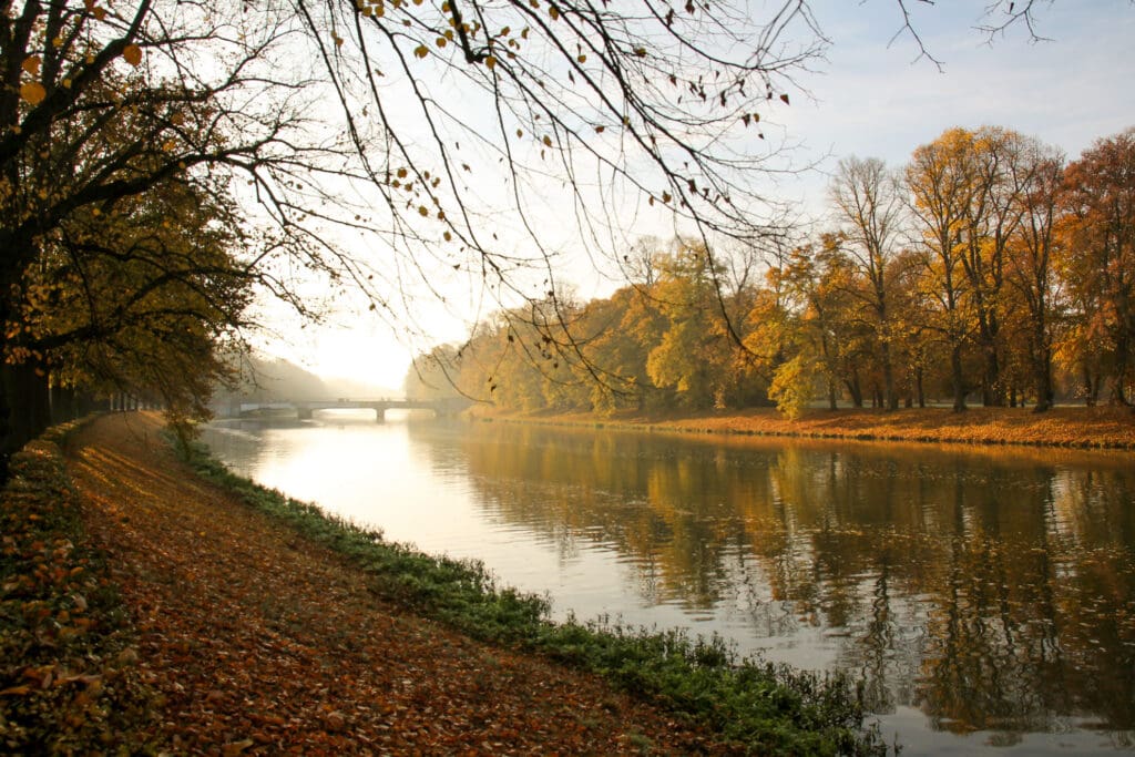 Spiegelung am Elsterbecken bei Sonnenaufgang