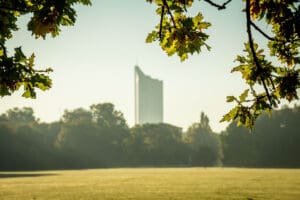 Silhouette des Hochhauses vor der Morgensonne