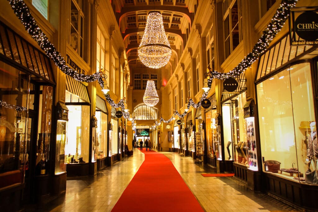 Beleuchtete Decke der Leipziger Mädlerpassage