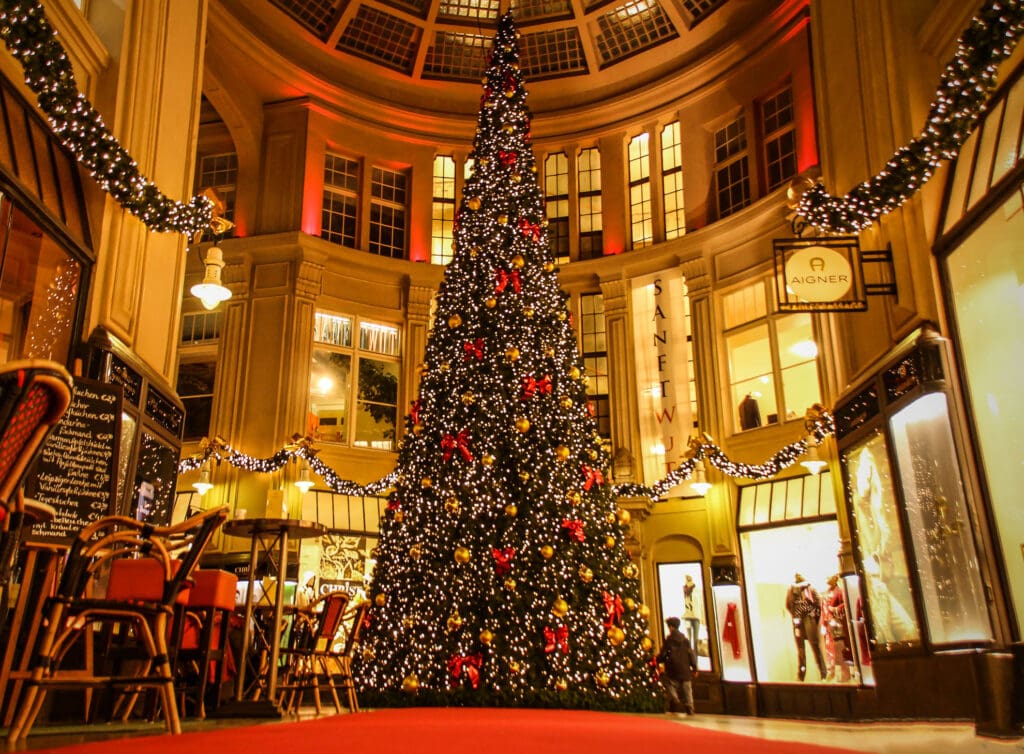 Weihnachtsbaum im Zentrum der Passage mit Lichtern