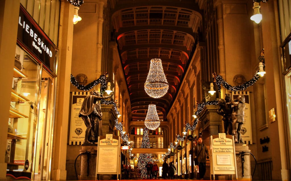 Weihnachtlich beleuchtete Mädlerpassage in Leipzig