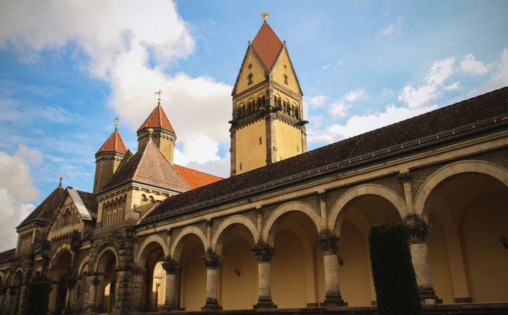 Architektur des Südfriedhofs Leipzig im Sonnenlicht