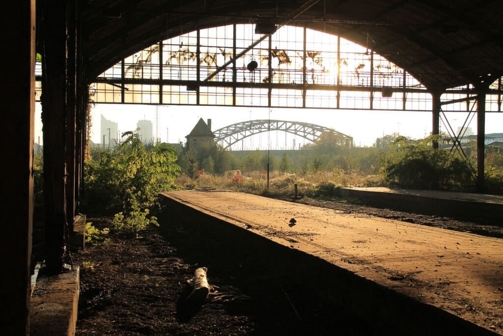 Alter Bahnhof mit Brücke bei Sonnenuntergang