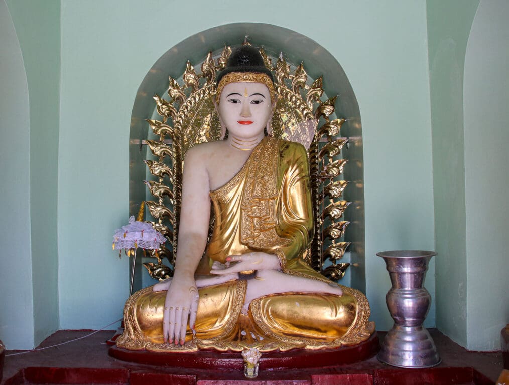 Buddhastatue mit goldener Robe in Tempelnische