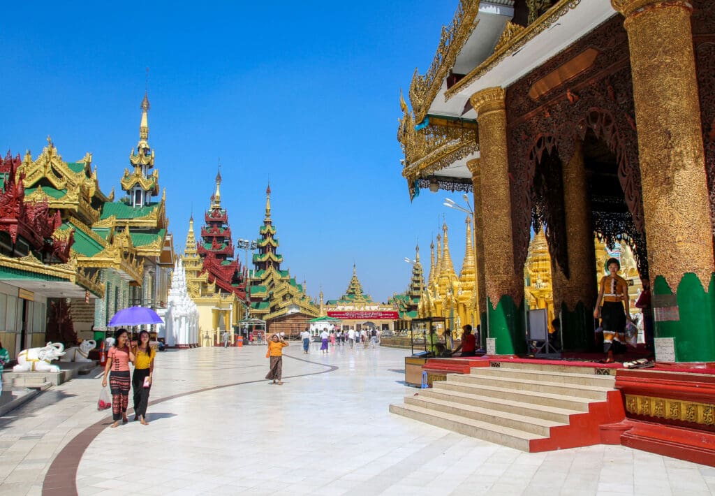 Innenhof der Shwedagon-Pagode mit Besuchern