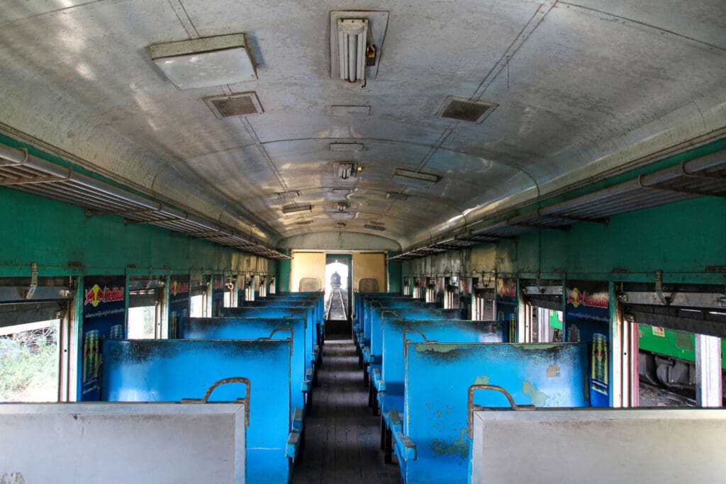 Leerer Waggon mit blauen Plastiksitzen in altem Zug