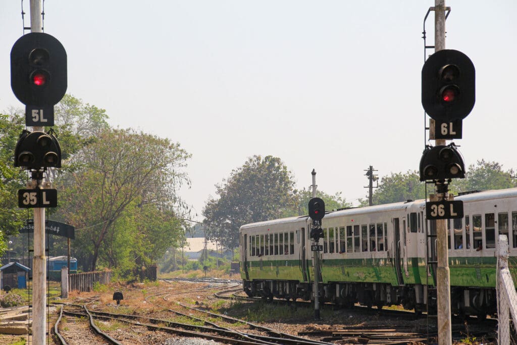 Alter Zug auf Nebenstrecke in Yangon