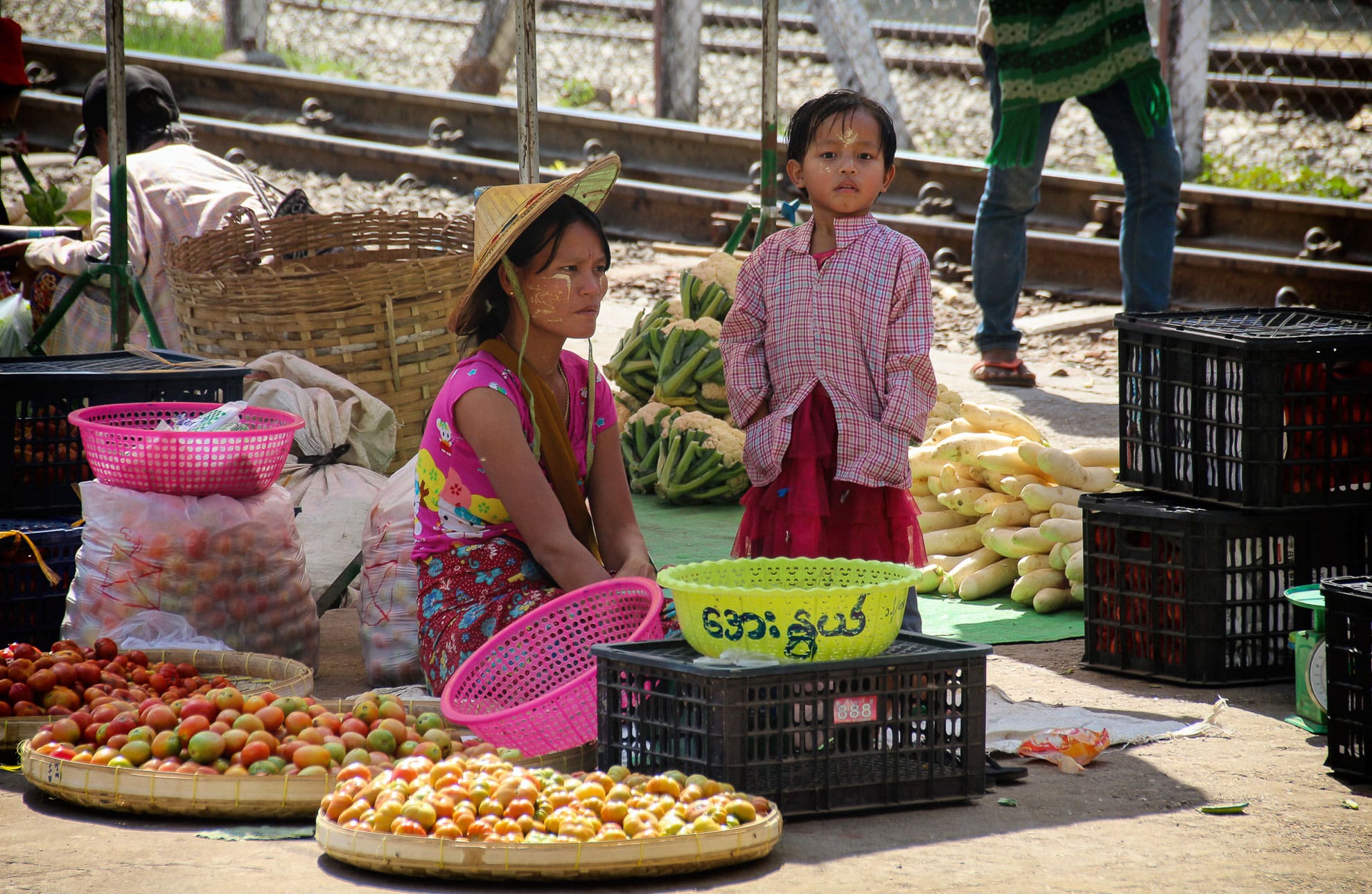 Frau verkauft Snacks und Gemüse auf dem Markt