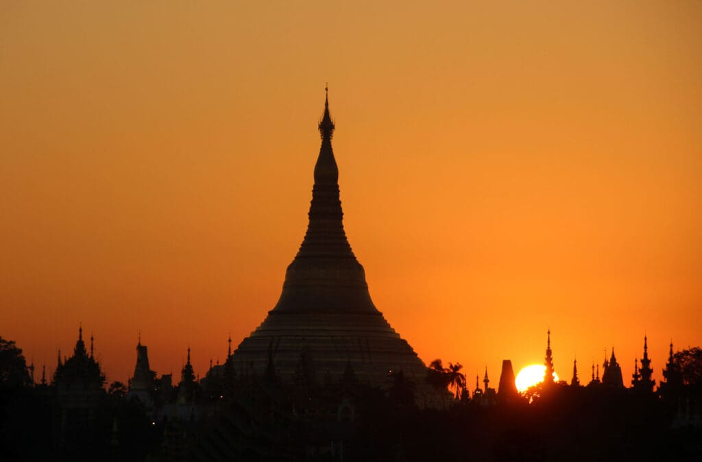 Dämmerung hinter der Shwedagon-Pagode