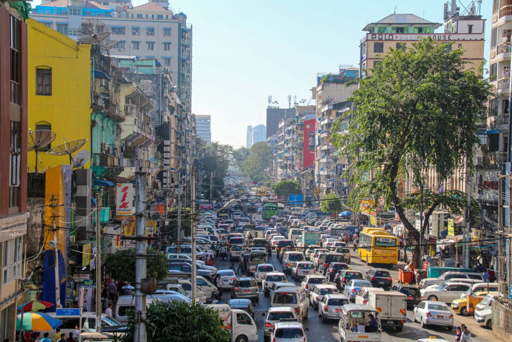 Verkehrsstau in Yangon mit bunten Gebäuden
