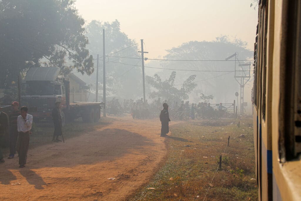 Zugstrecke im goldenen Licht in ländlicher Umgebung