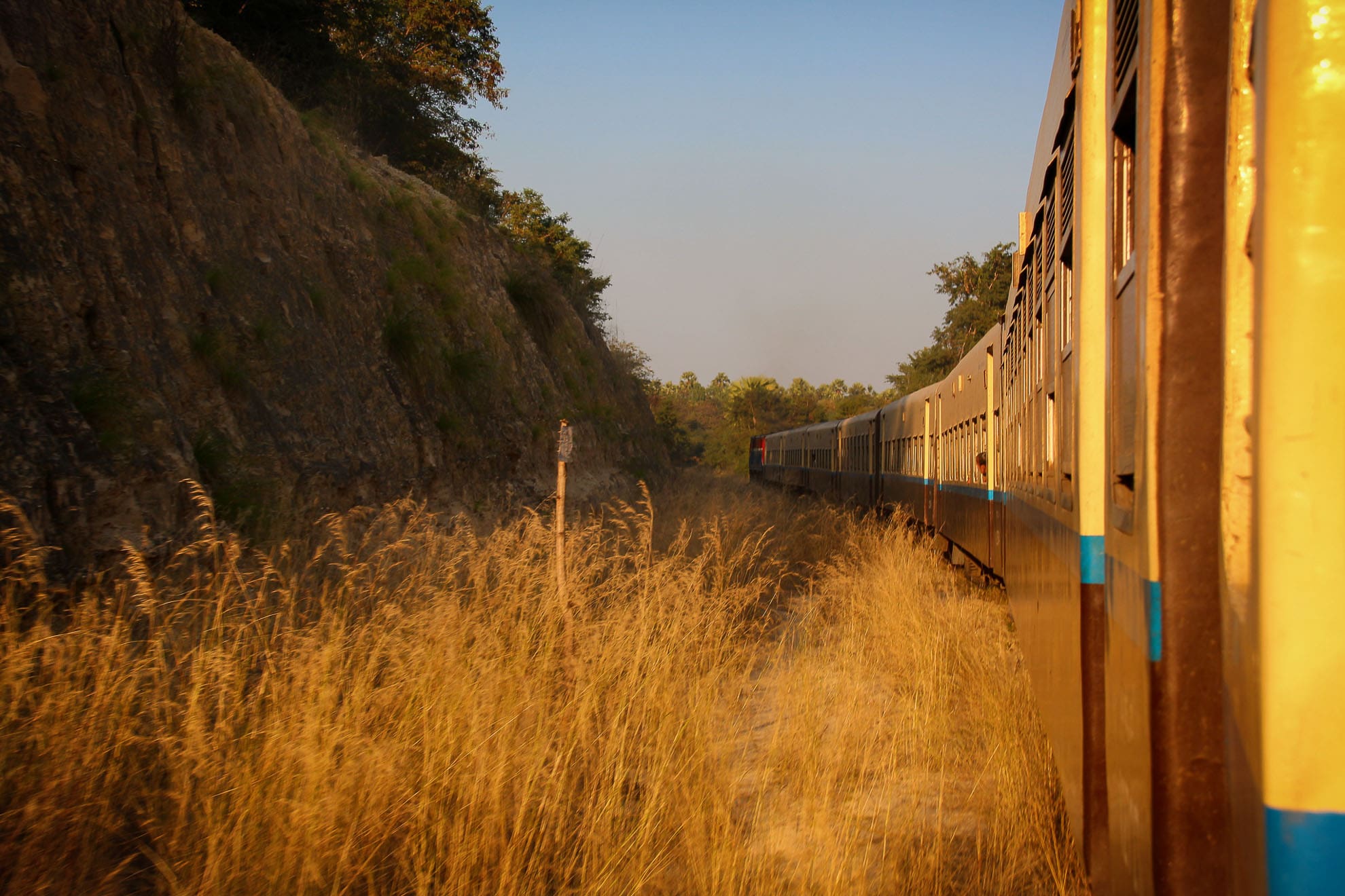 Zugstrecke im goldenen Licht in ländlicher Umgebung
