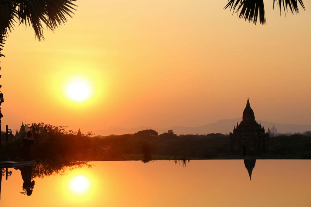 Letztes Licht des Tages über Pool und Stupas