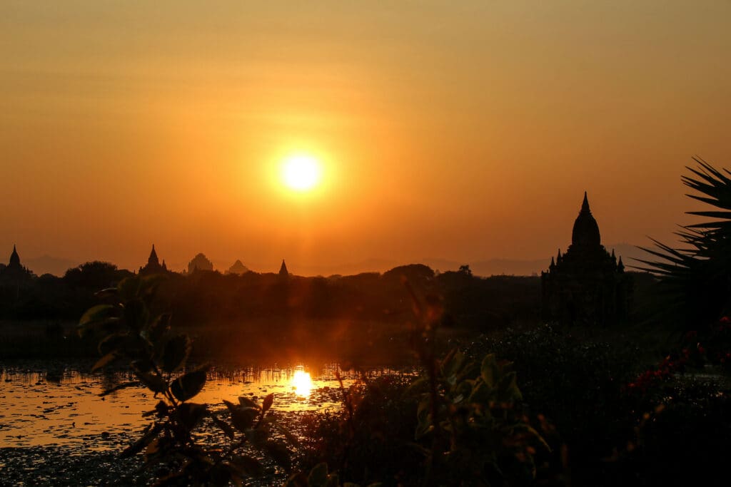 Letztes Licht des Tages über See und Stupas