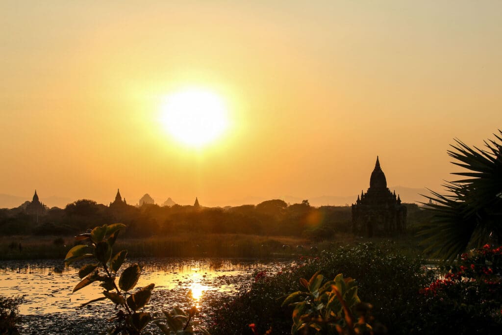Abenddämmerung über Fluss und Tempelspitzen