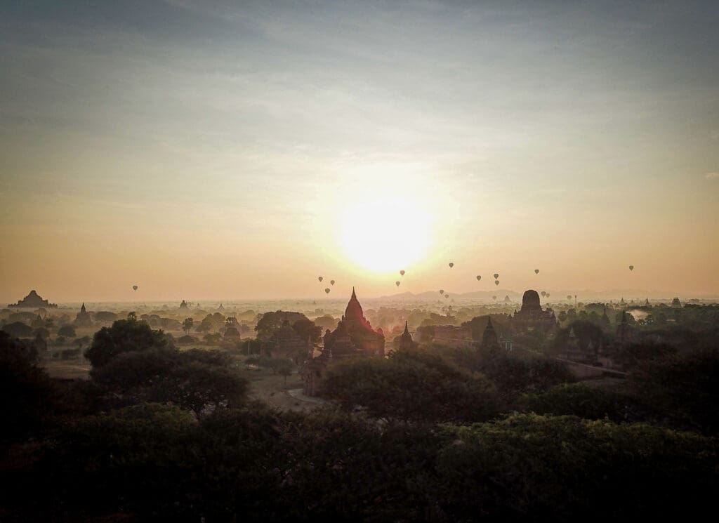 Ballons am Horizont mit goldgelbem Licht