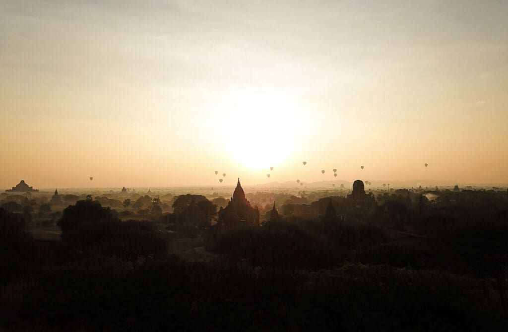 Dunstiger Sonnenaufgang mit Blick auf Bagan