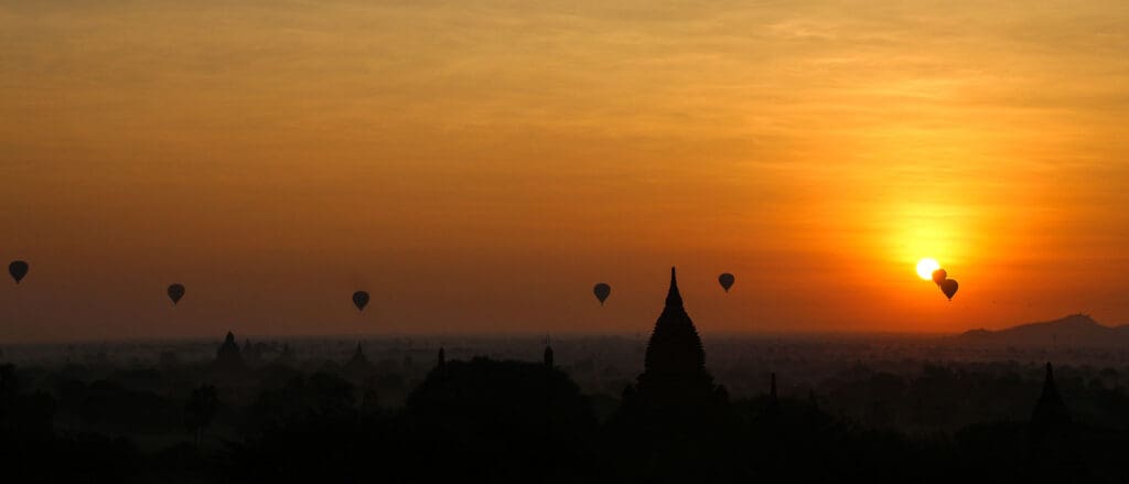 Goldene Sonne zwischen Ballons und Pagoden