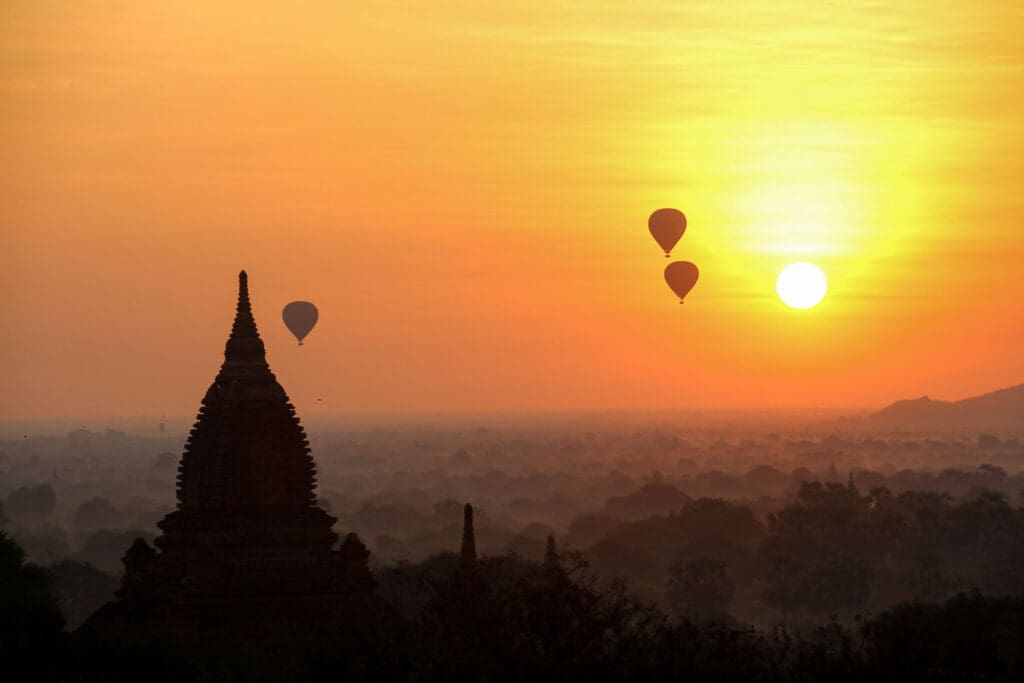 Sonnenaufgang mit Ballons über der Tempel-Ebene