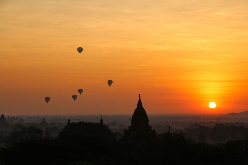 Silhouetten von Pagoden und Ballons im ersten Licht