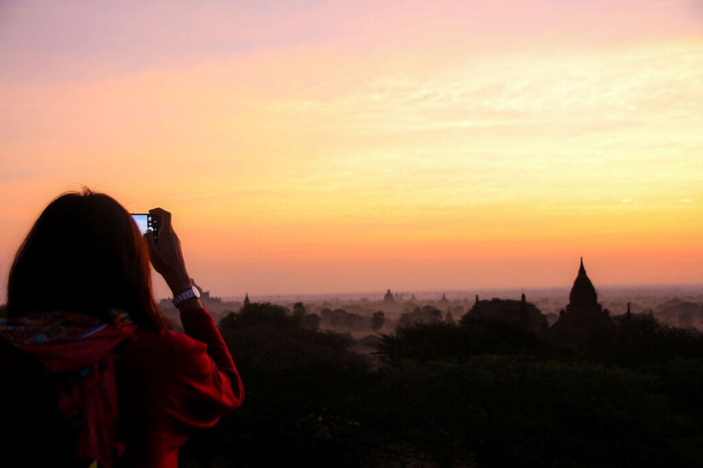 Reisende fotografiert Sonnenaufgang über Bagan