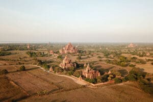 Luftaufnahme von Tempellandschaft bei Bagan