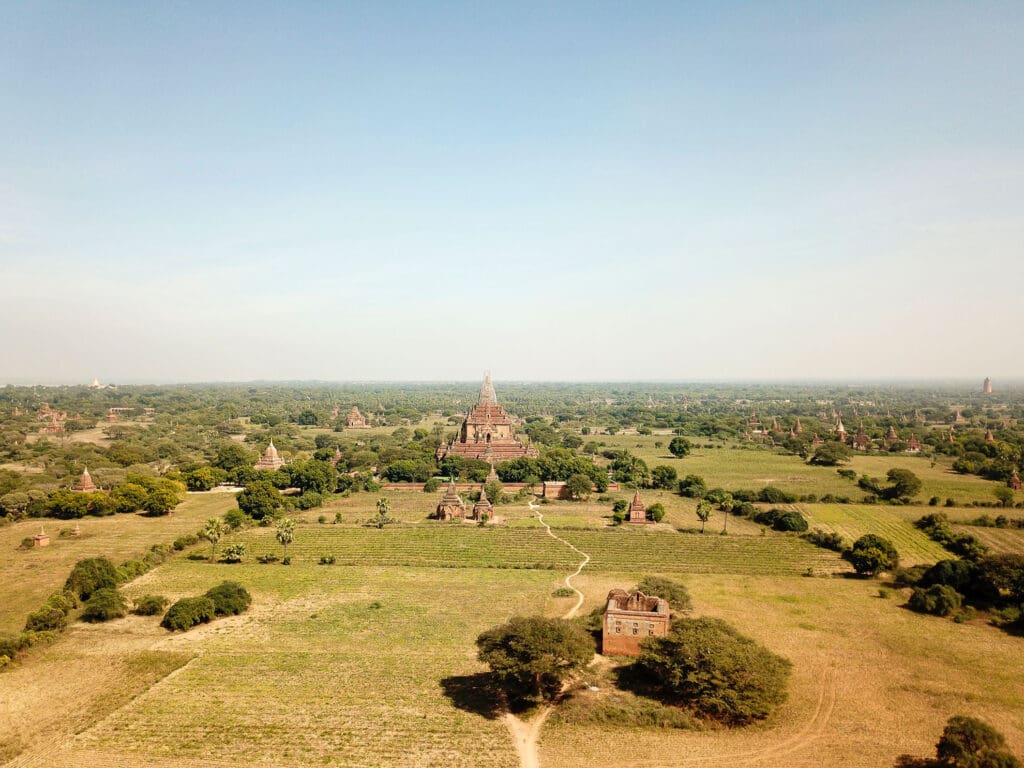 Luftaufnahme von Tempellandschaft bei Bagan