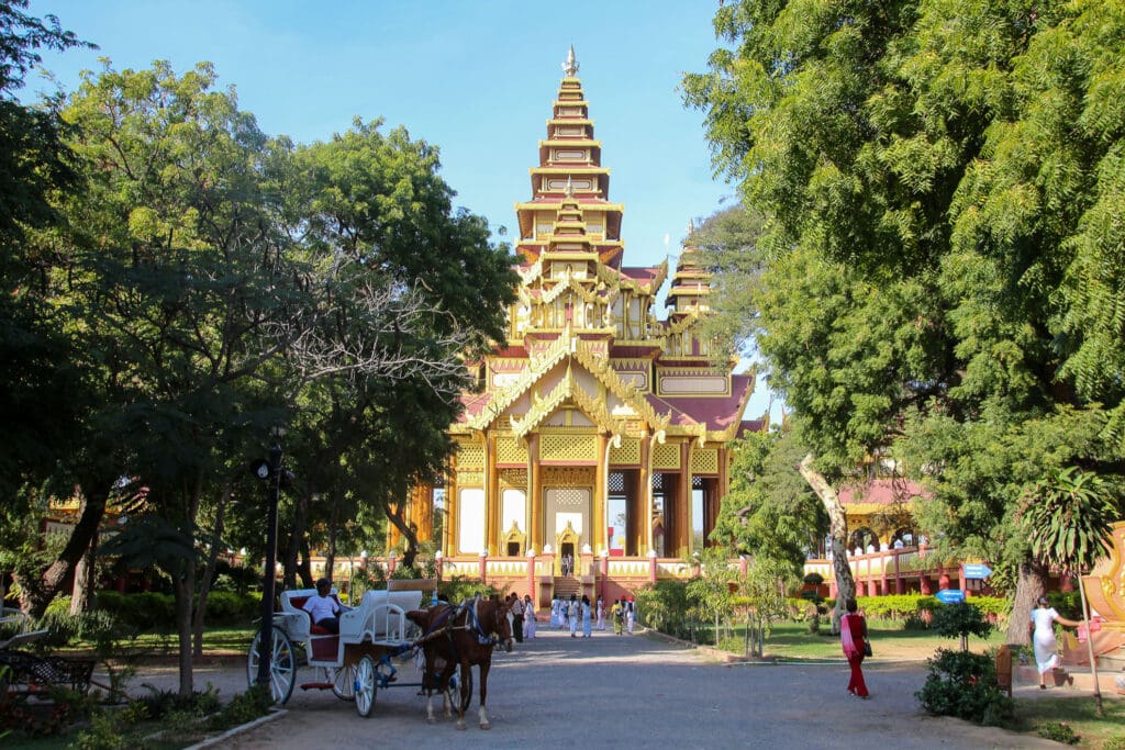 Goldene Pagode mit Pilgern am Eingang