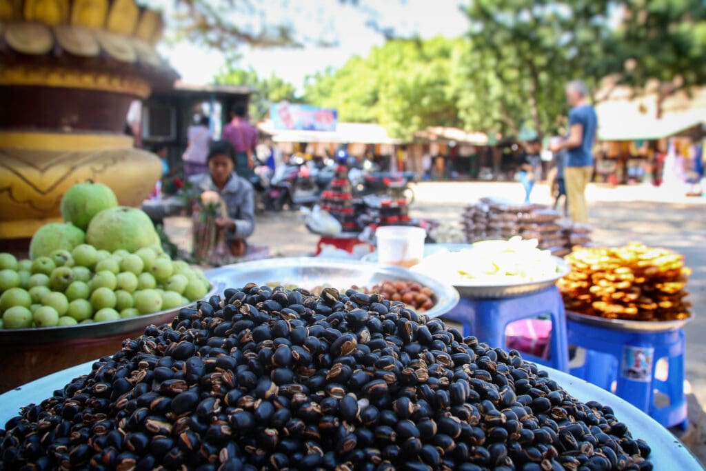 Marktstand mit frisch geröstetem Kaffee in Myanmar