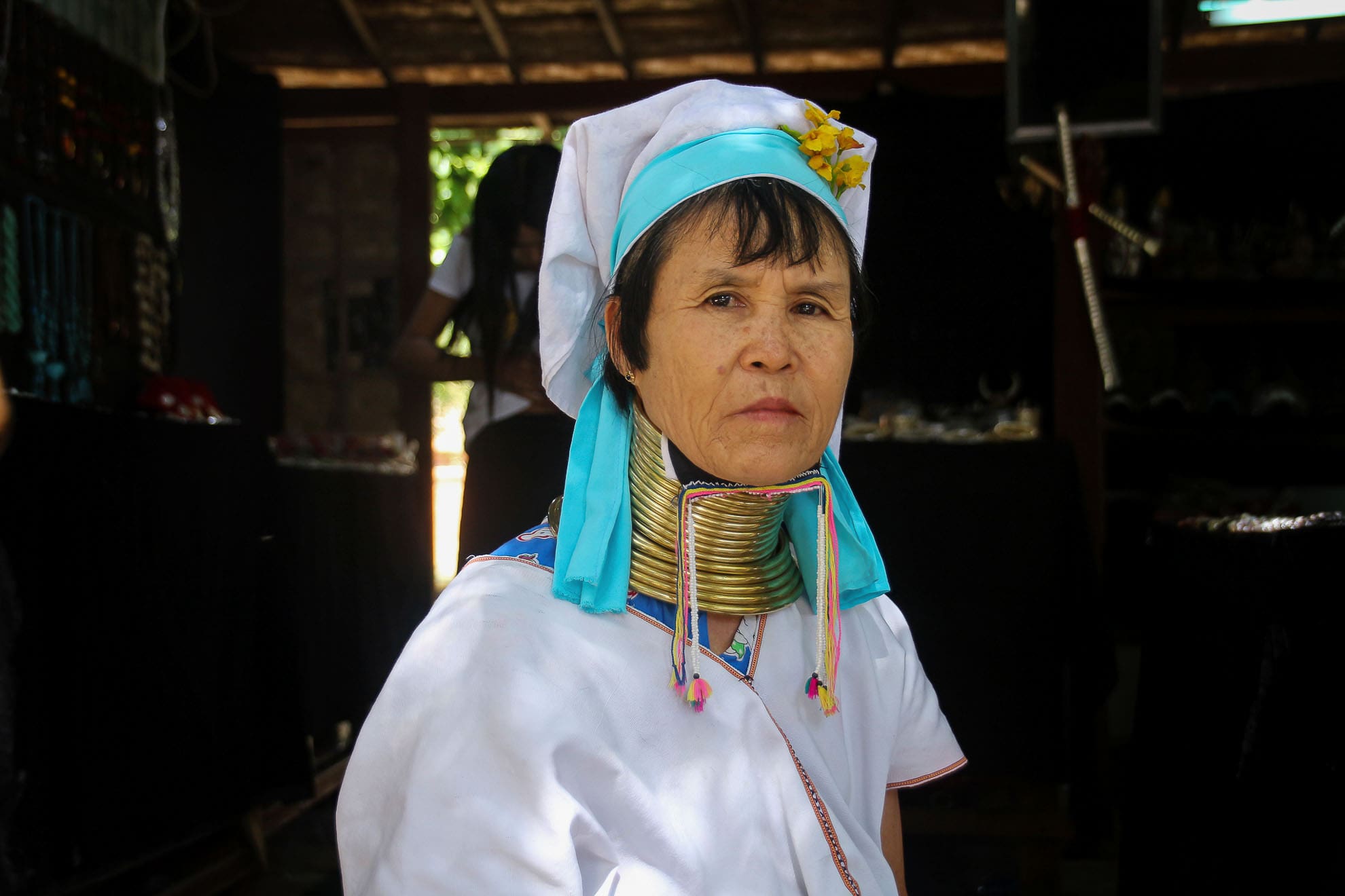 Frau vom Volk der Padaung mit traditionellem Halsschmuck