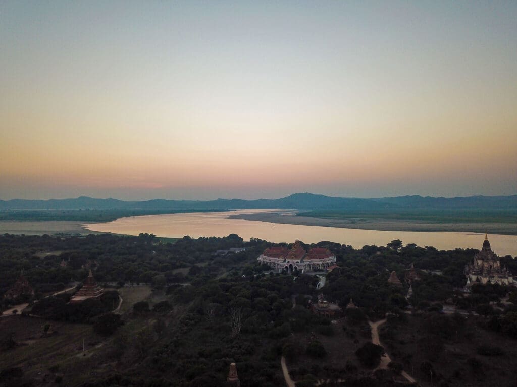 Blick auf den Ayeyarwady-Fluss im Abendlicht