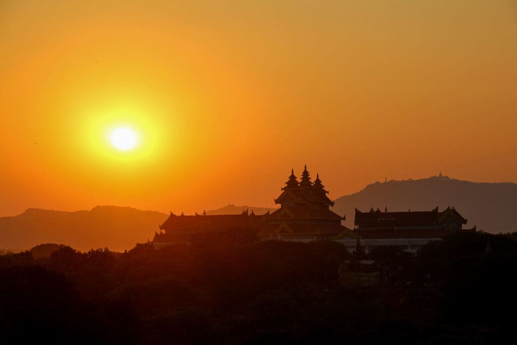 Sonnenuntergang über Bagan mit Silhouetten von Pagoden
